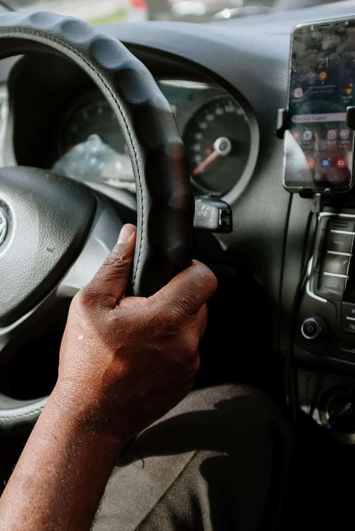 Chófer sujetando el volante negro