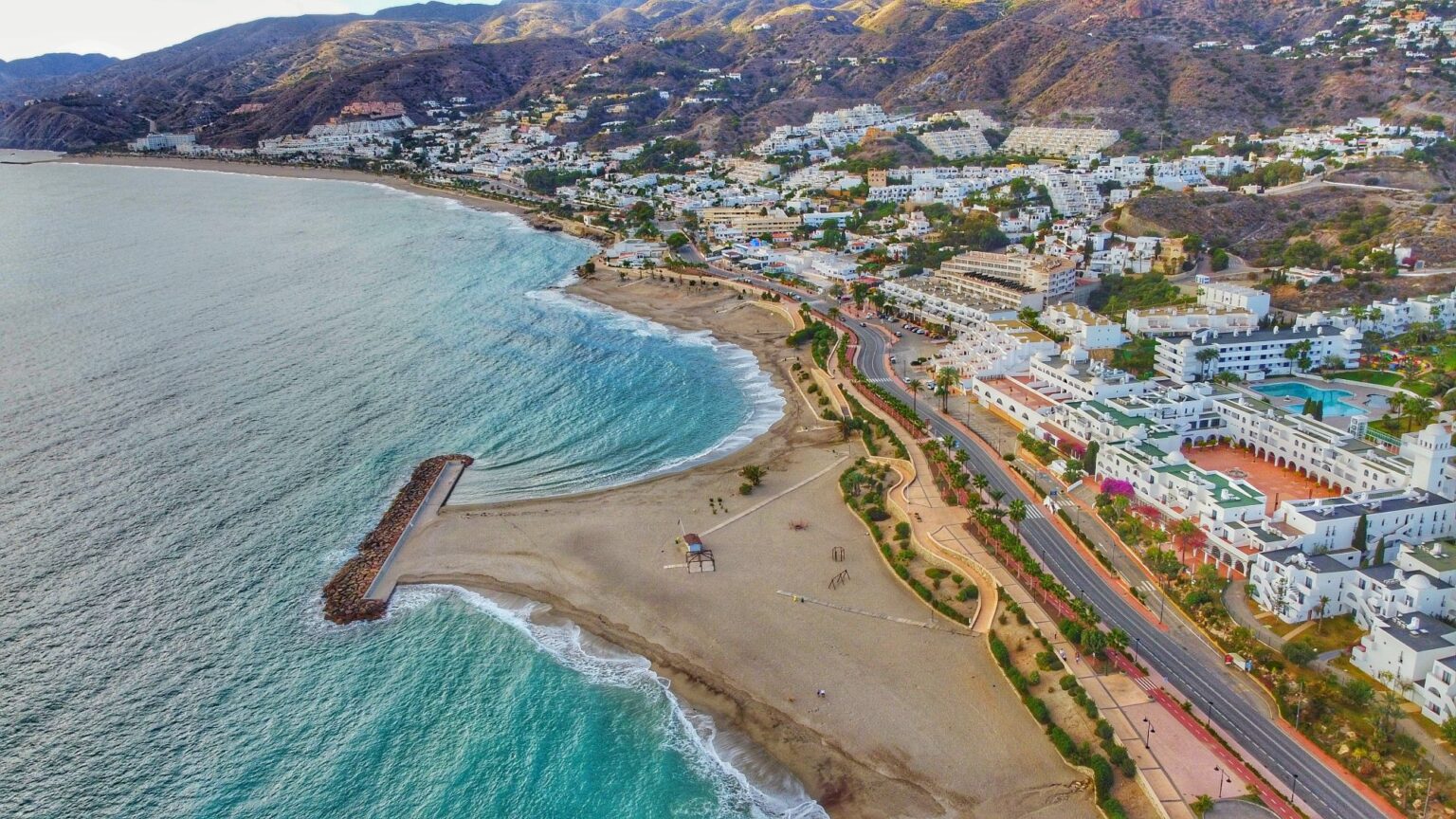 Imagen aérea de pueblo indalo en mojacar playa